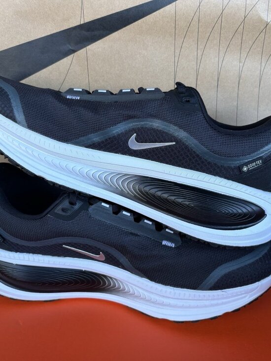 NEW Nike Vomero 18 GORE-TEX Men\'s Size 11 Black Metallic Silver HQ7001-002 main image 9